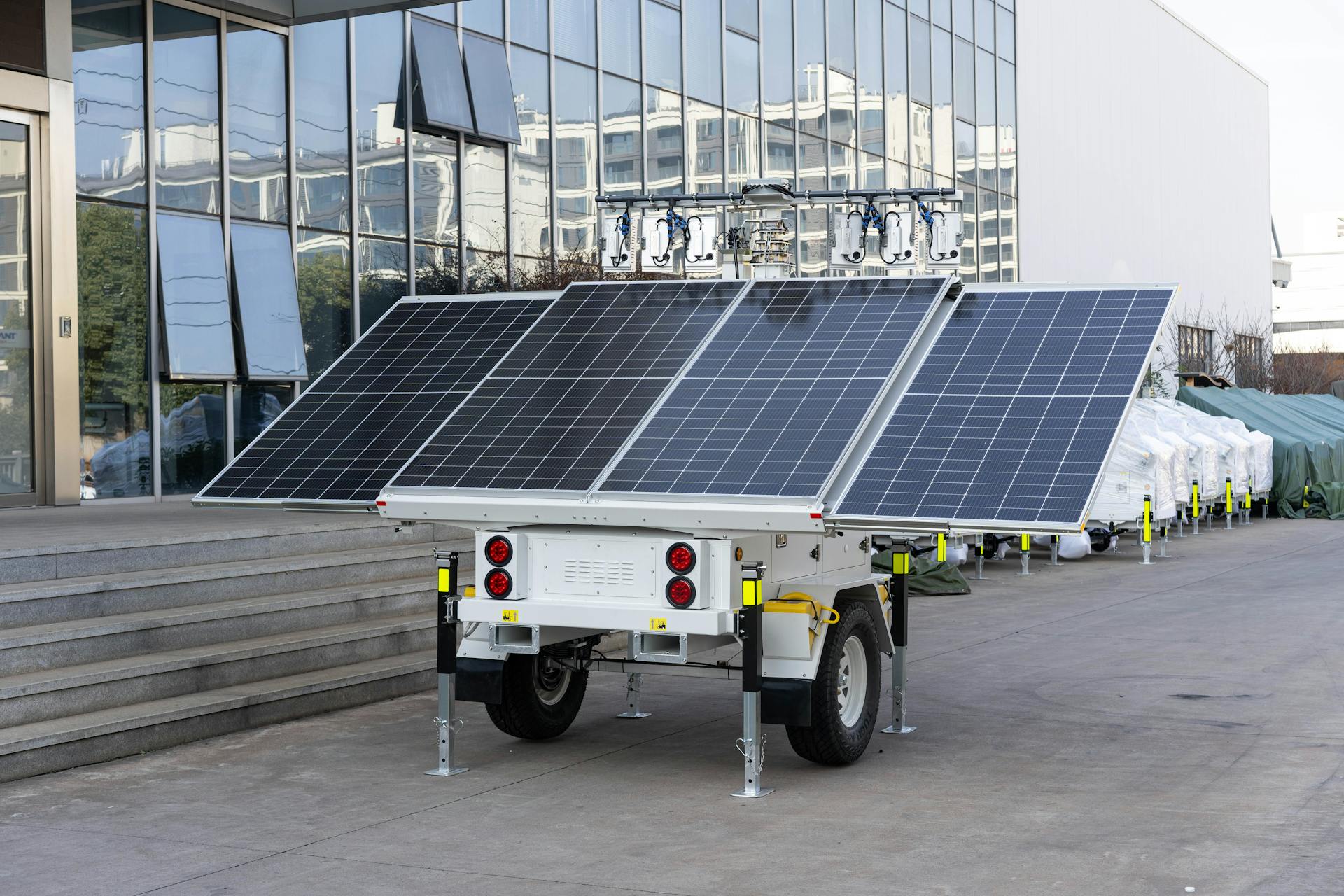 Mobile solar power station with foldable panels